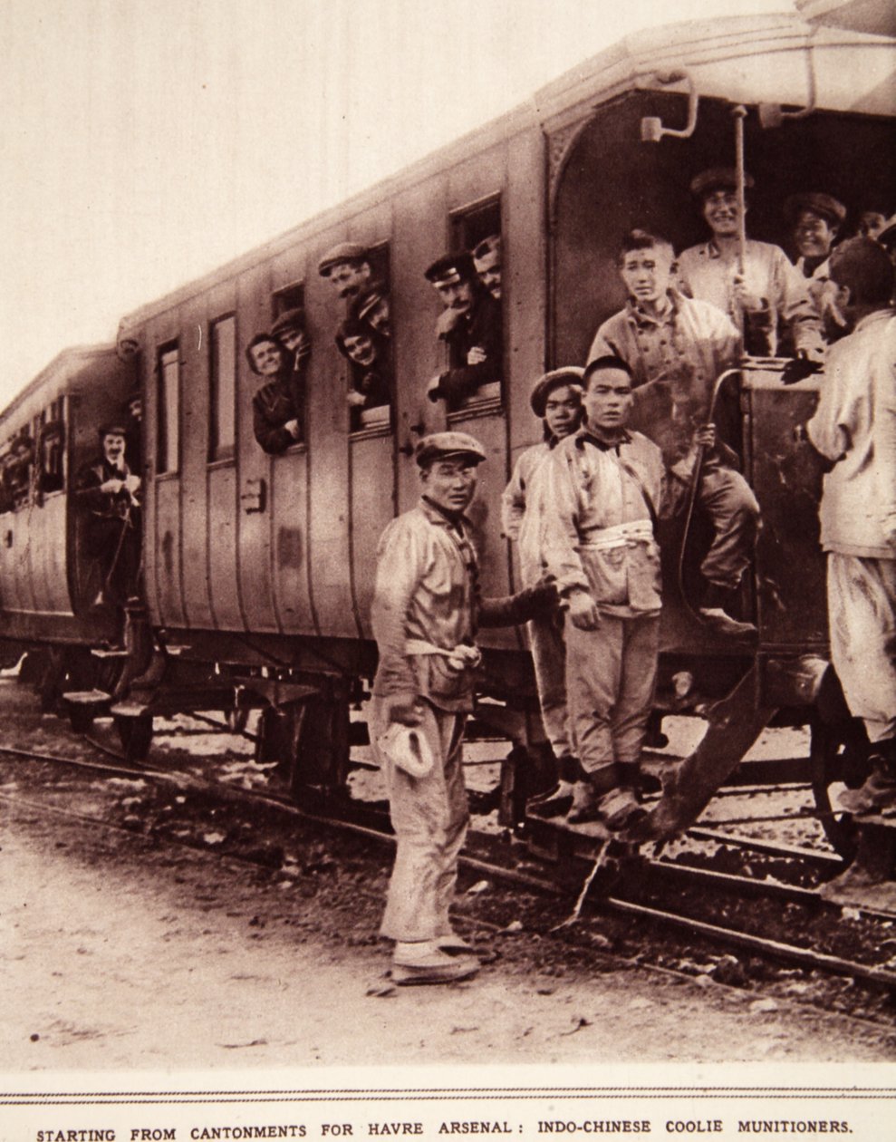 Utgående från Cantonments for Havre Arsenal: Indo-kinesiska coolies ammunitioners, illustration från The Illustrated War News, september 1916 (sepiafoto) av French Photographer