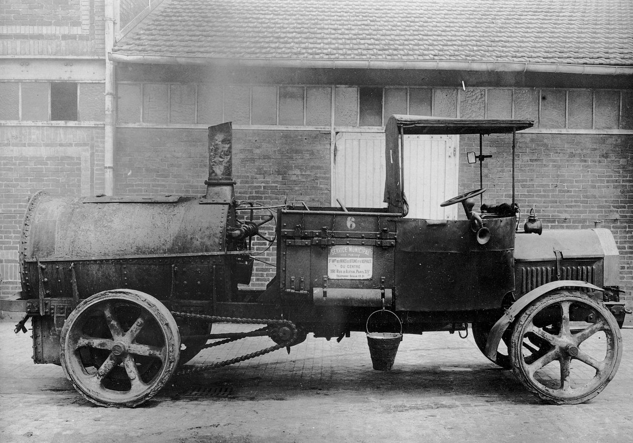 Tarring lastbil, ca 1900 av French Photographer