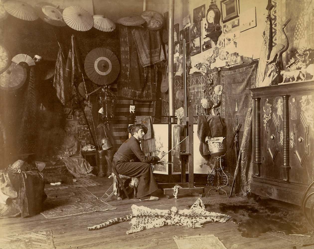 Den franske målaren Rochegrosse fotograferad i sin ateljé, ca 1885 (silvertryck av gelatin) av French Photographer