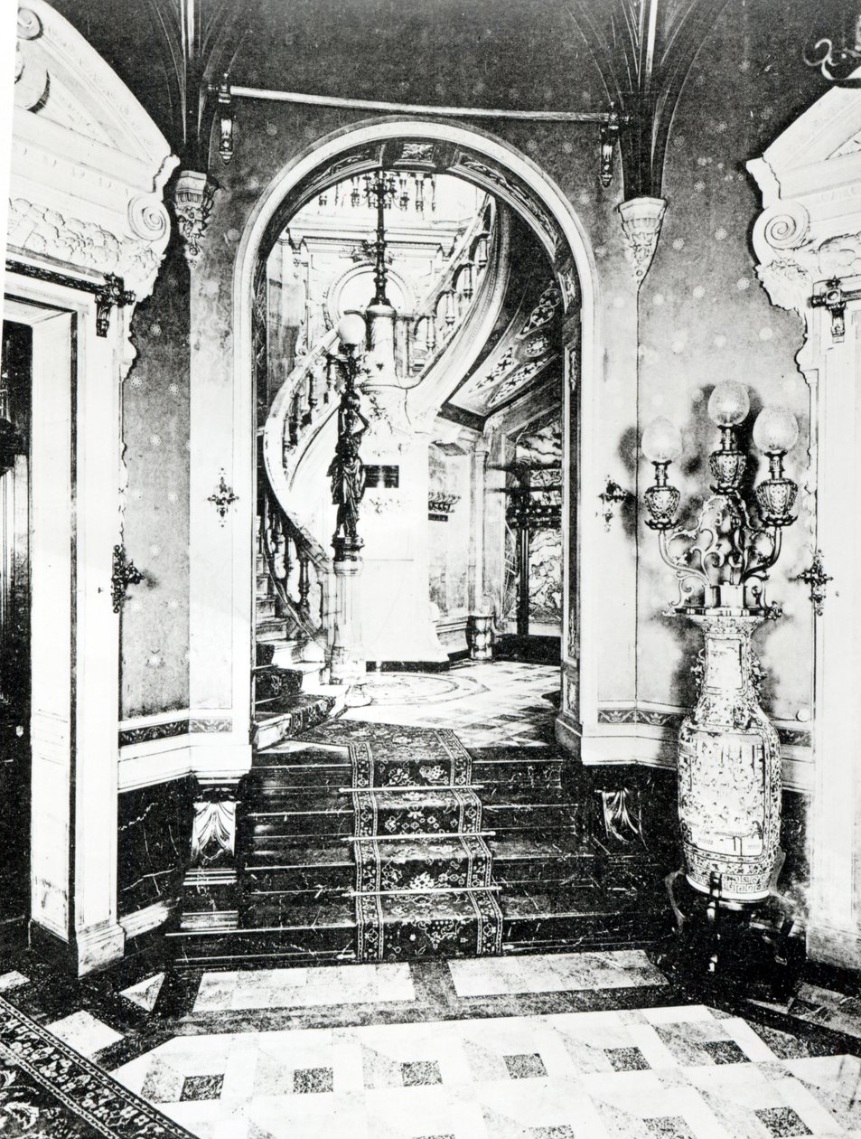 Vestibulen och onyxtrappan i Hotel de Paiva av French Photographer