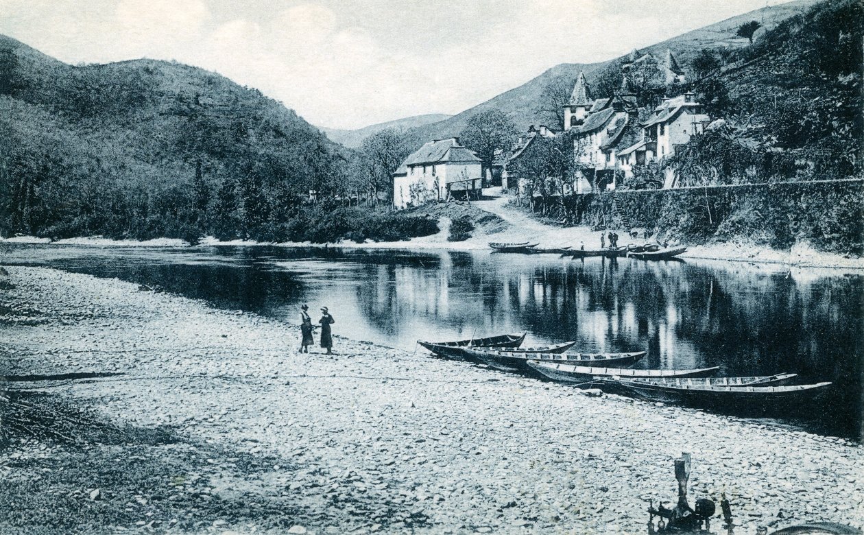 Banken vid Lot i Veillevie (Lot-dalen), Cantal, Auvergne: vykort för båtnavigering, tidigt 1900-tal (foto) av French Photographer