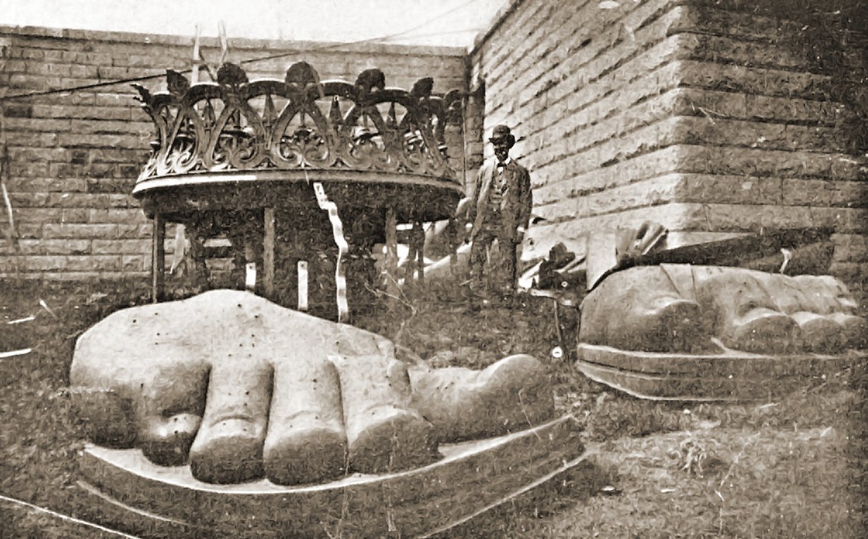 Konstruktionen av Frihetsgudinnan, detalj av fötterna, c.1876 av French Photographer