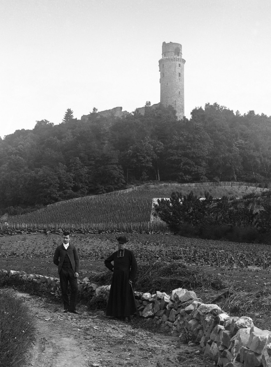Landkuren, tillsammans med en ung man, poserar i vägen framför tornet i Montlhery i Essone. Fotografi sent 1800-tal. Ducos samling. av French Photographer