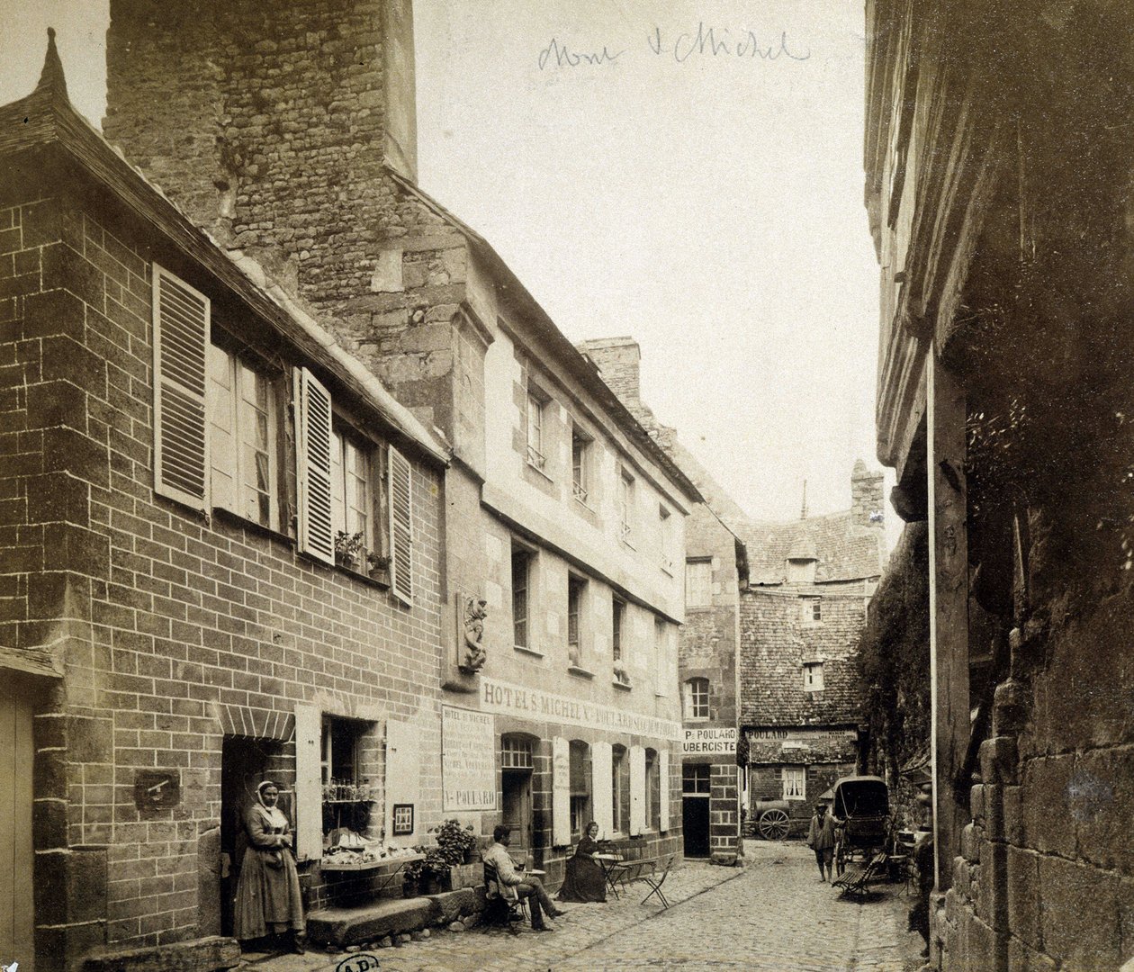 Hotellet och Poulard Inn vid ingången till Mont-Saint-Michel, sent 1800-tal av French Photographer