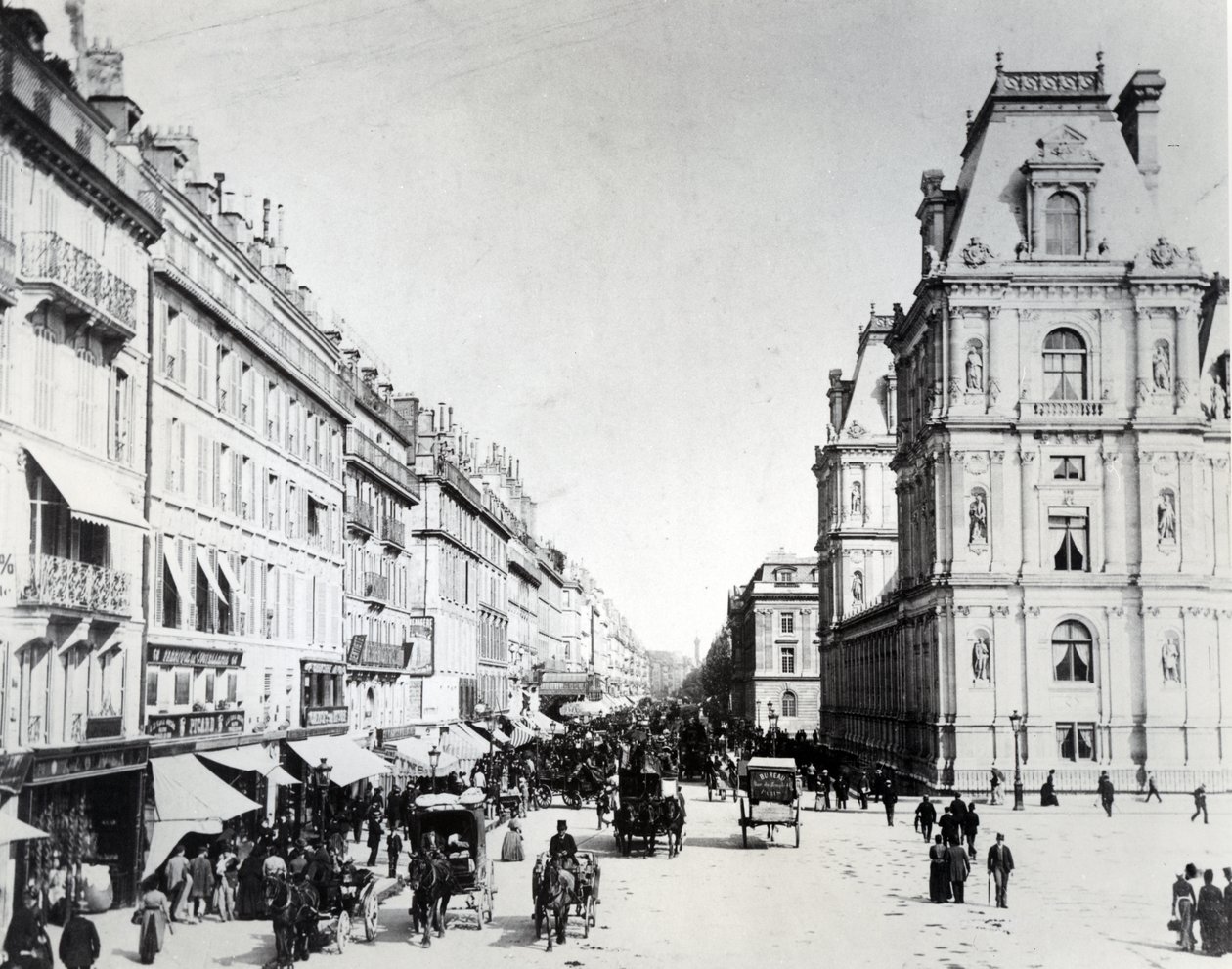 Rue de Rivoli och det nya Hotel de Ville, ca 1882 av French Photographer