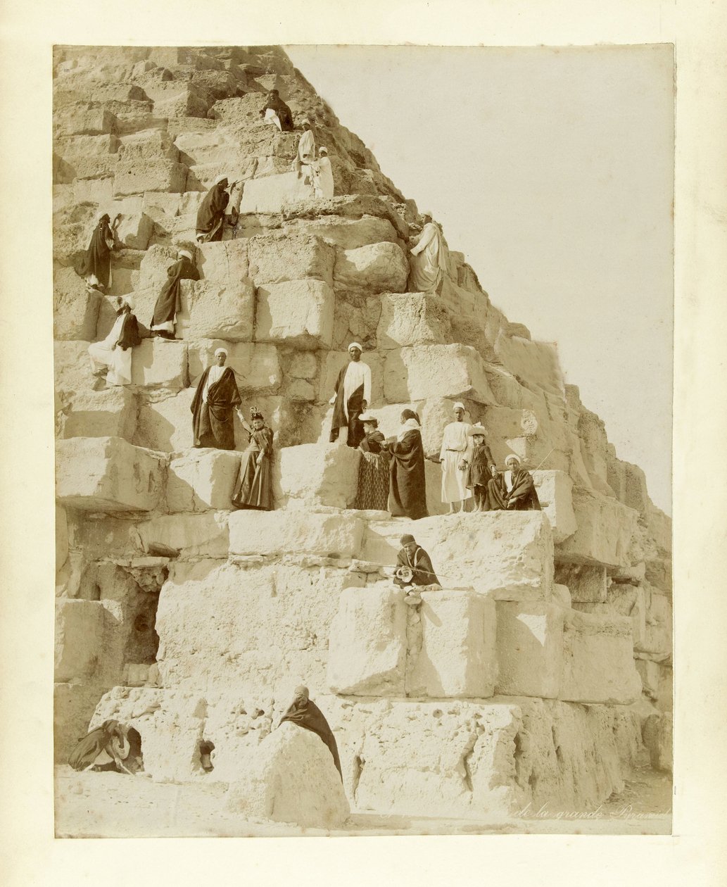 Turister vid den stora pyramiden i Giza av French Photographer