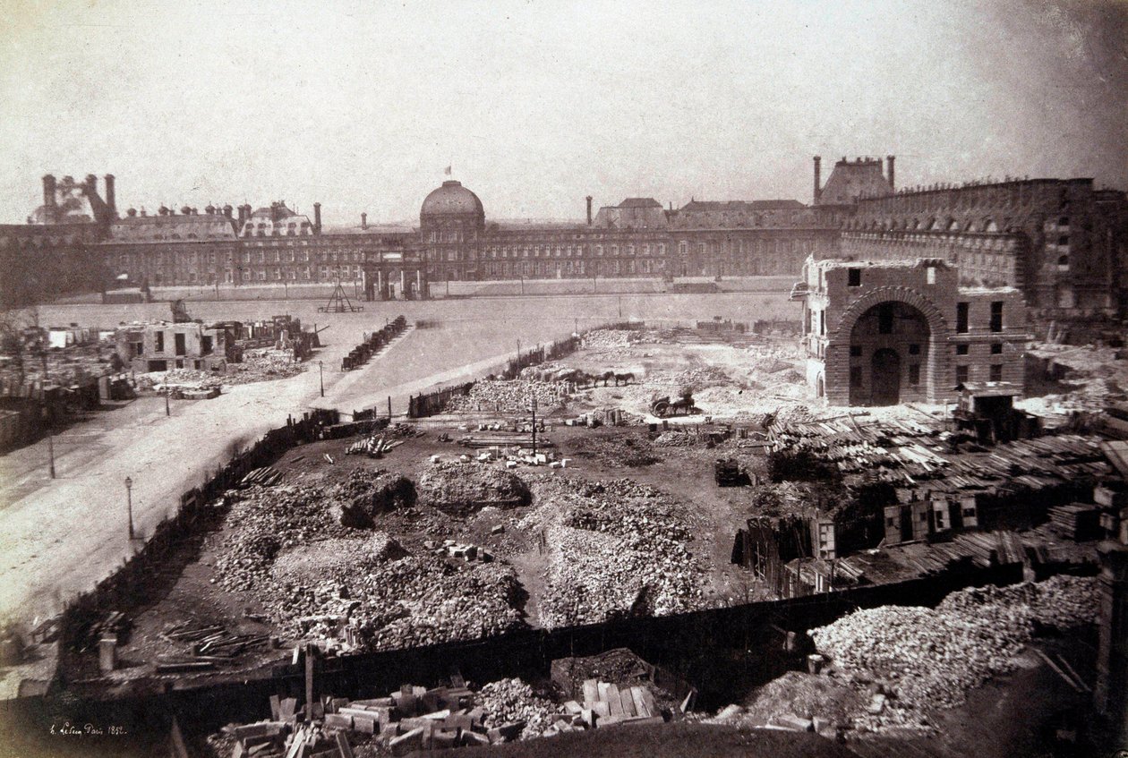 Förvandlingar av Paris under det andra imperiet, Haussmann verk: utsikt över Place du Carrousel under rivningen av den tidigare kungens stall i Paris. Denna plats var en del av de omvandlingar som Napoleon III genomförde under det andra imperiet. 18 av French Photographer