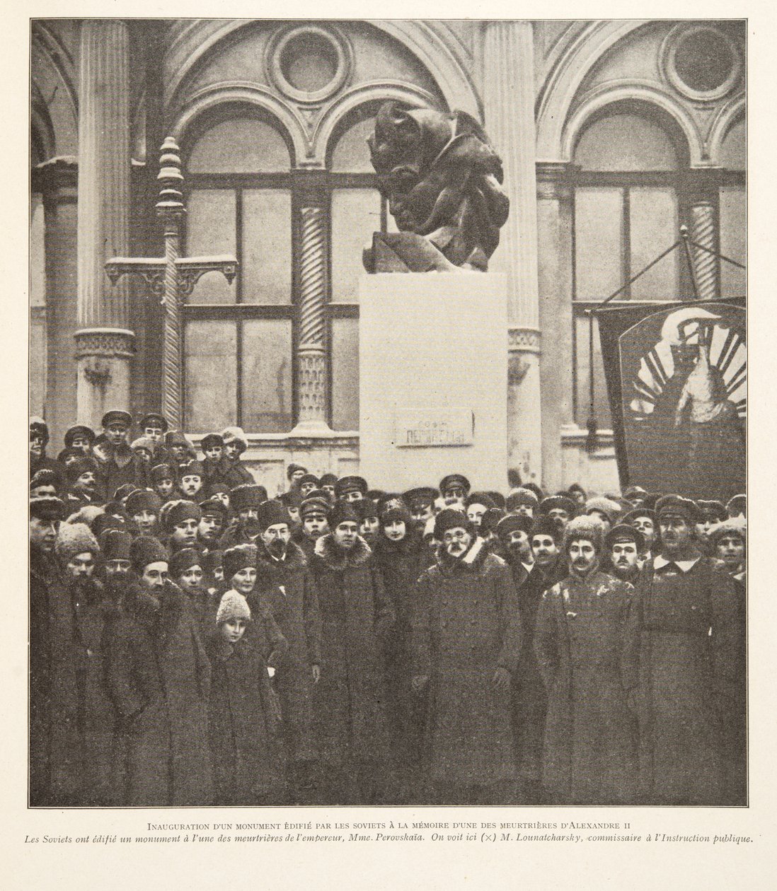 Avtäckning av ett monument som uppförts av sovjeterna till minne av en av Alexander II:s mördare, ur Histoire des Soviets, publ. 1922 (litografi) av French Photographer