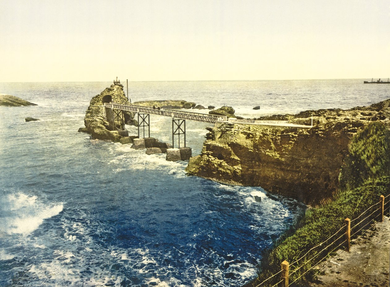 Vy över Jungfrun på klipporna, Biarritz, 1890-1900 av French Photographer