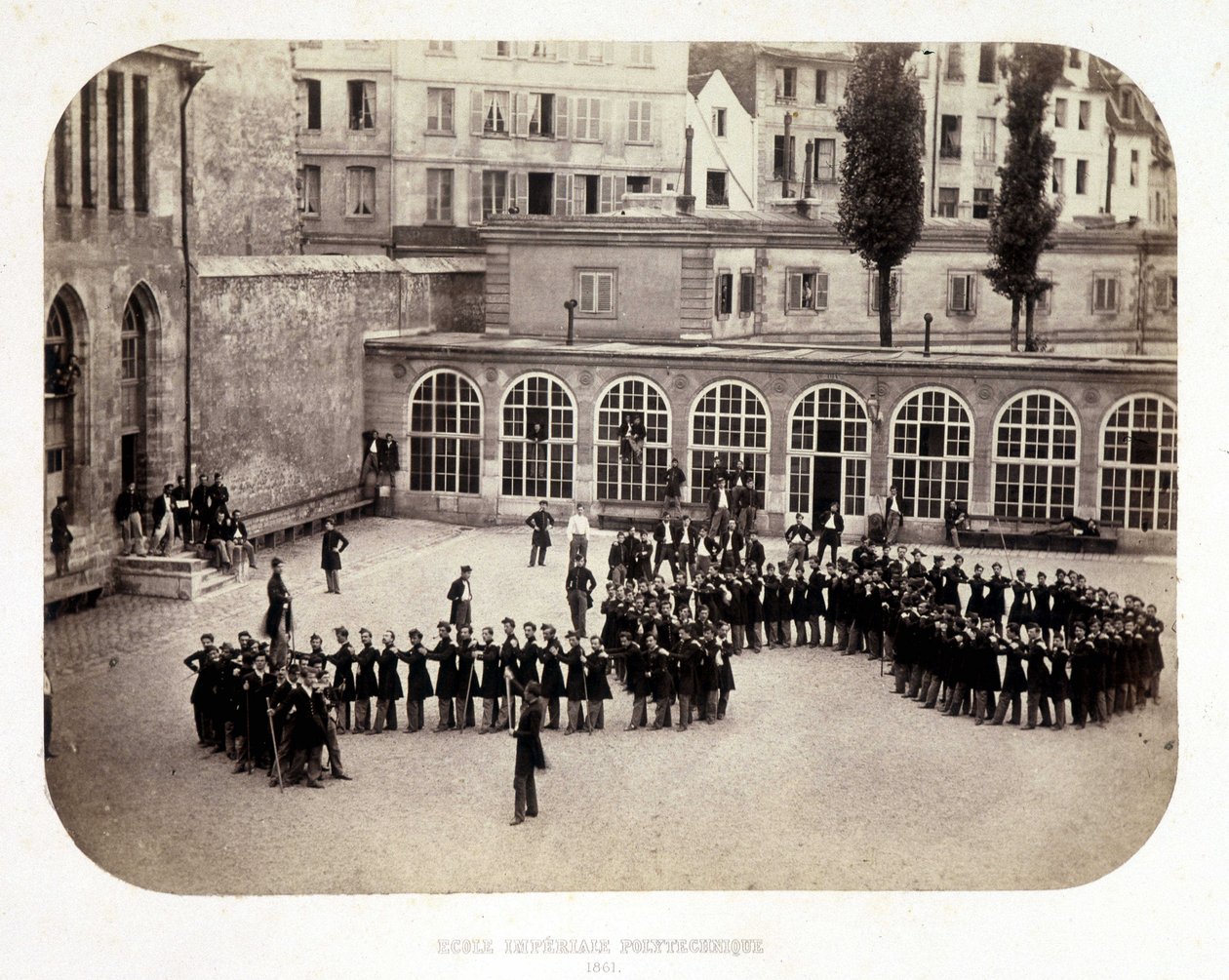Utsikt över innergården i Ecole Imperial Polytechnique av French Photographer