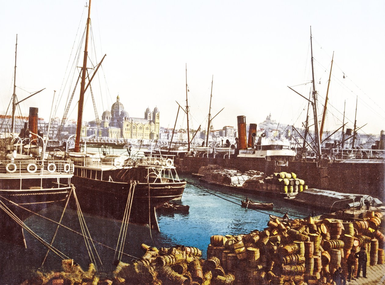 Vinfat och båtar vid kajen i Marseille med Marseilles katedral i bakgrunden, pub. 1890-1900 av French Photographer