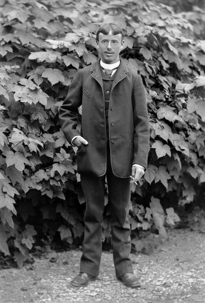 Ung man har en cigarett, anställd som man för att göra allt, poserar i trädgården till Abbey of Septfontaines, nära Bourmont i Haute-Marne (Haute Marne), runt 1880. Fotografi. Ducos samling. av French Photographer