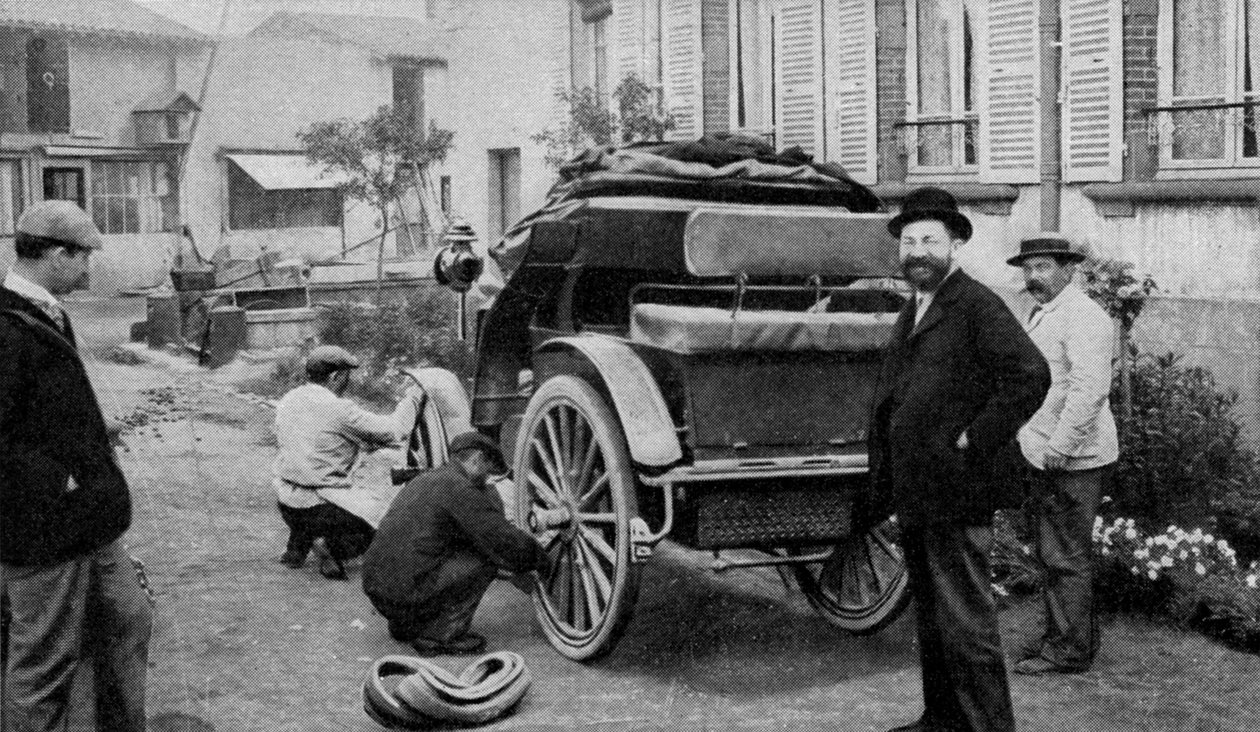 den franske industrimannen Edouard Michelin (1859-1940, framifrån och fram) utrustad med däck en av de första bilarna av French Photographer