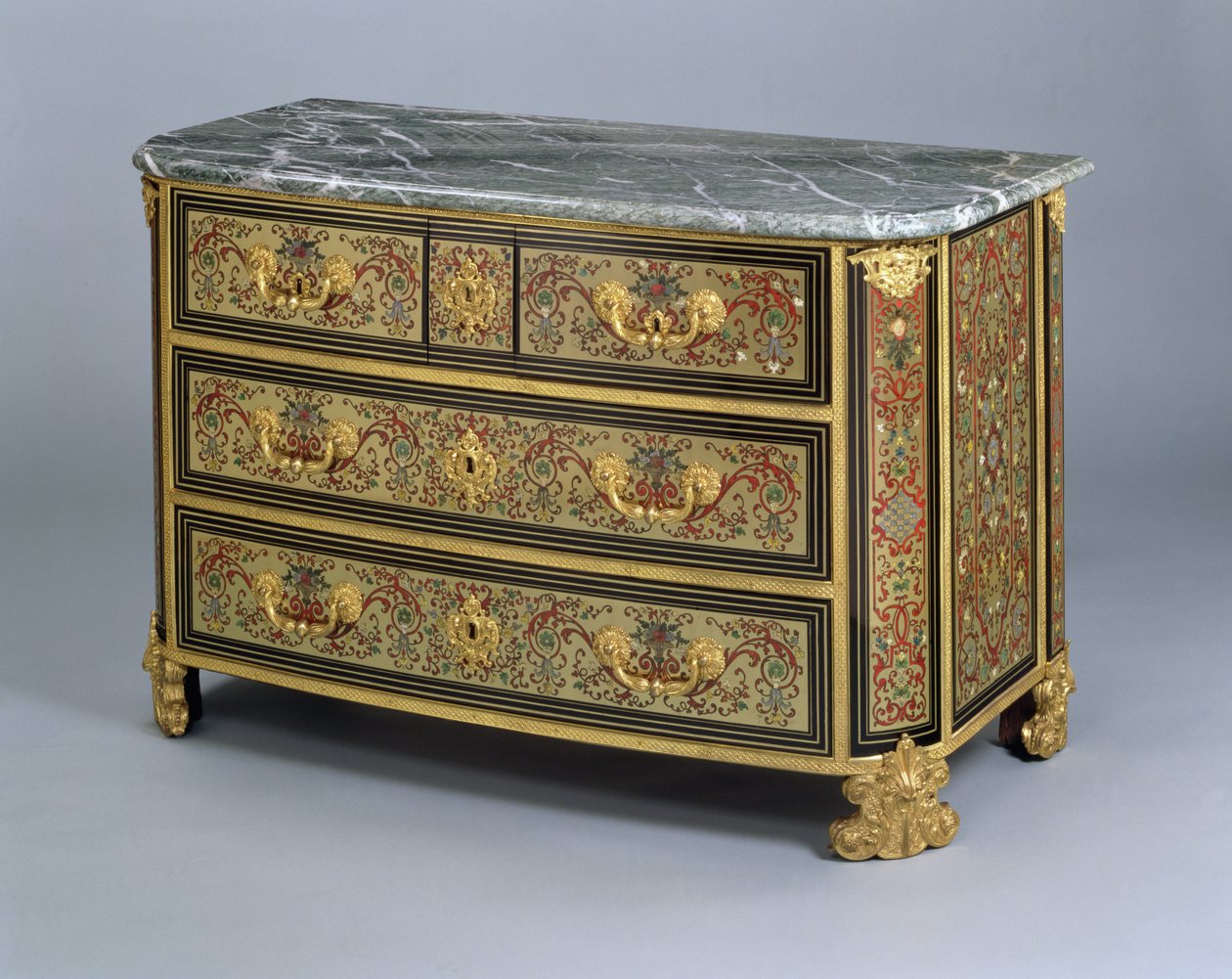 En Ludvig XIV Kommode, ca 1710 (polykrom sköldpaddsskal och mässingsinlägg) av French School