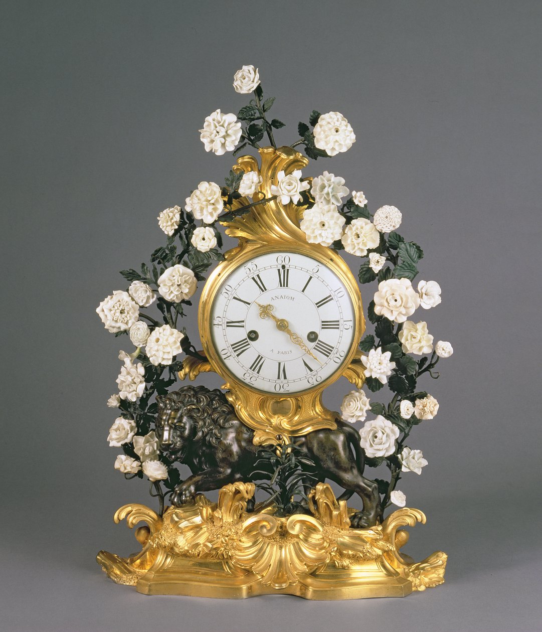 En Louis XV-klocka, Vincennes/Mennecy, ca 1750 (porslin, ormolu och brons) av French School