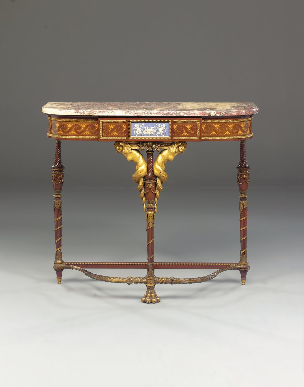 En Napoleon III-konsol, på Jakobs sätt, av Maison Millet, Paris, ca 1865 (ormolu-monterade jaspisvaror, mahogny och intarsia) (se även 362842-362843) av French School
