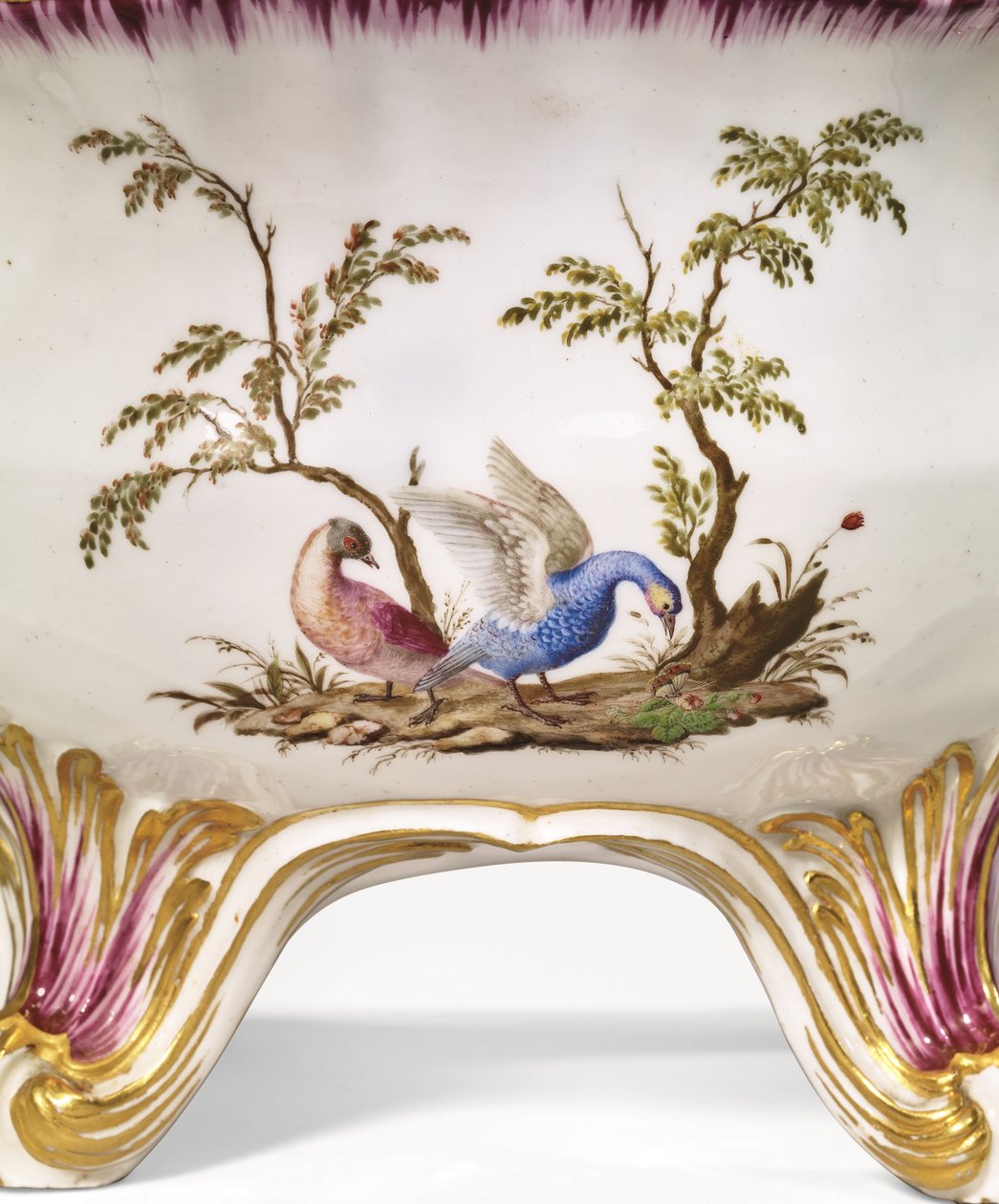 Vincennes cirkulär terrin med två handtag, lock och stativ, ca 1750 (porslin) av French School