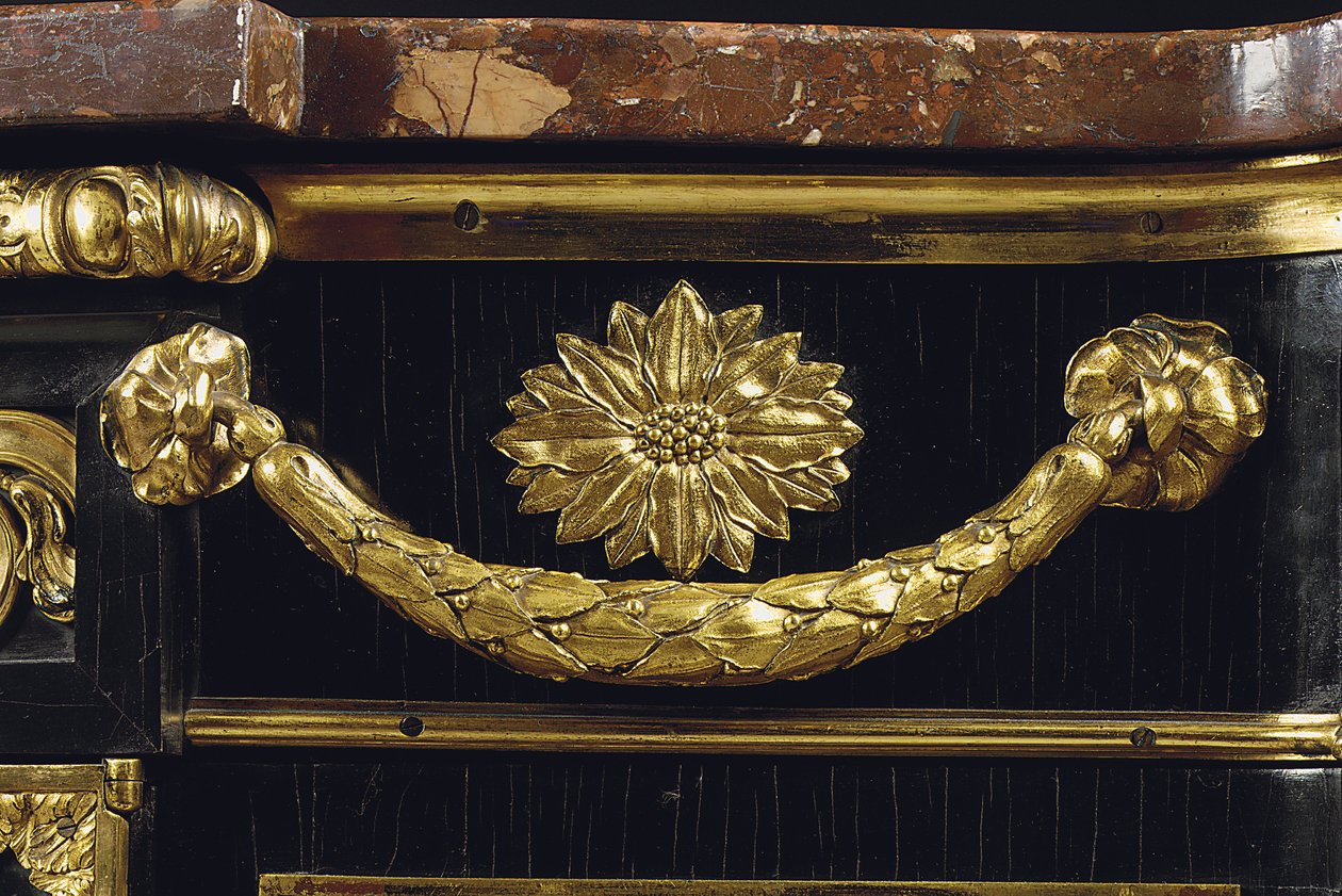 En sen Ludvig XV kommod, ca 1763-70 (ormolu-monterad japansk lack & ebenholts) av French School
