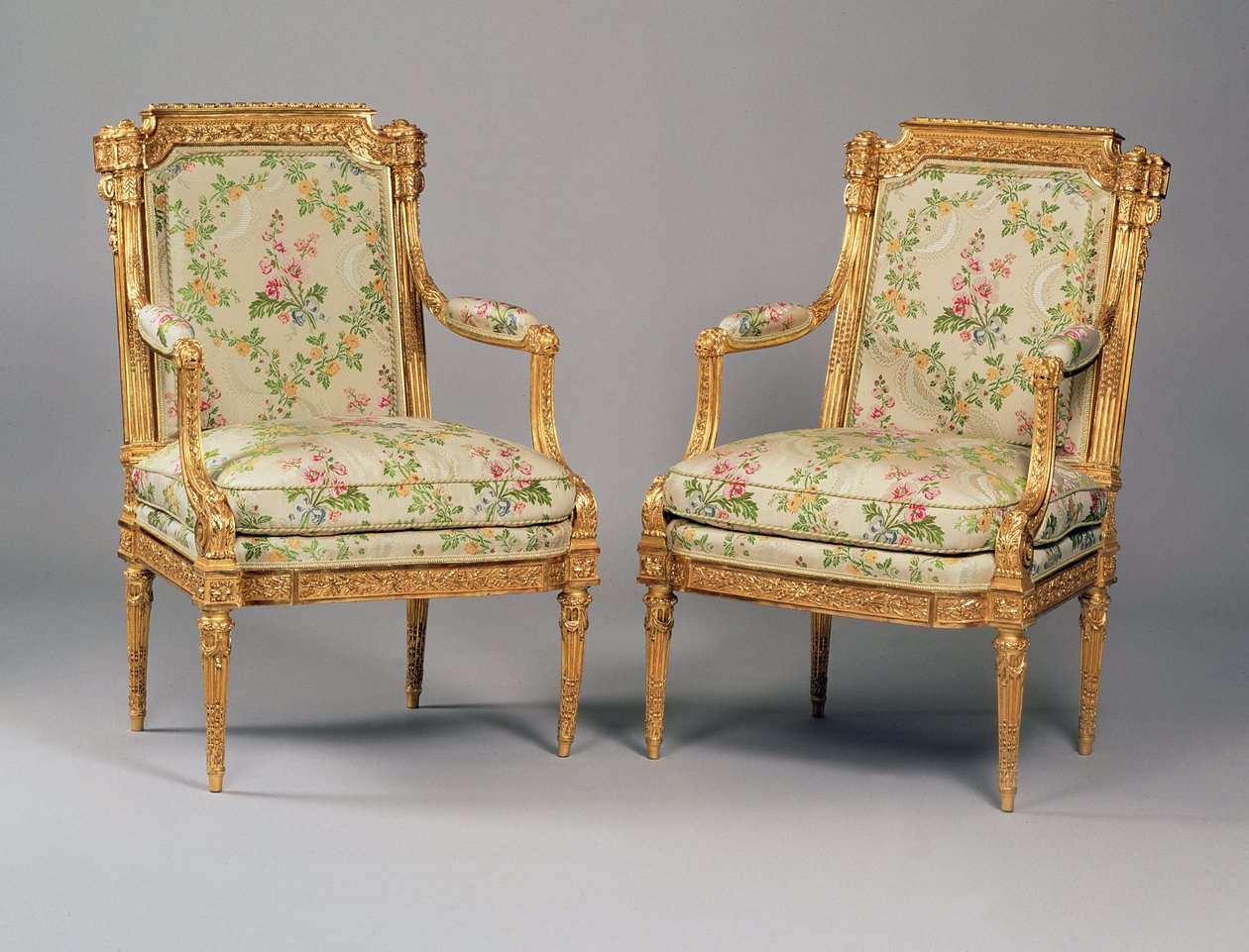 Ett par fåtöljer från en svit av Ludvig XVI-möbler, stämplade av Delaisement, c.1780 (snidat förgyllt trä och klädsel) (se även 222393) av French School