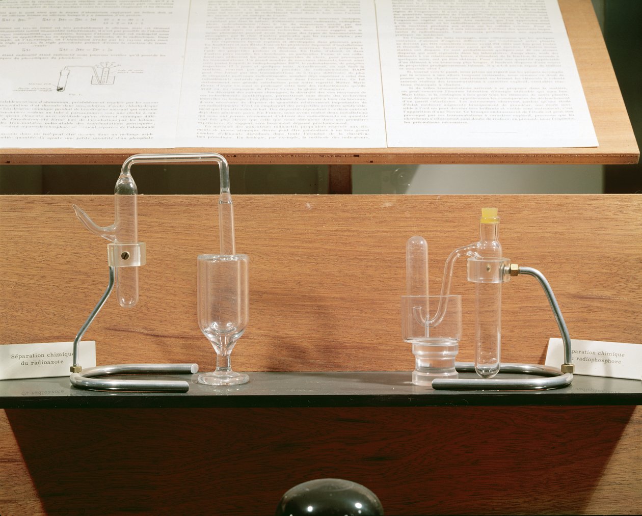 Apparat som användes av Jean Frederic (1900-58) och Irene Joliot-Curie (1897-1956) för att upptäcka artificiell radioaktivitet, ca 1934 av French School