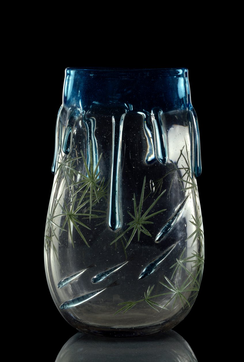 Art France: vas realiserar v. 1875-1878 i tonat glas med gravdekor och enamaille. Paris, Musée d