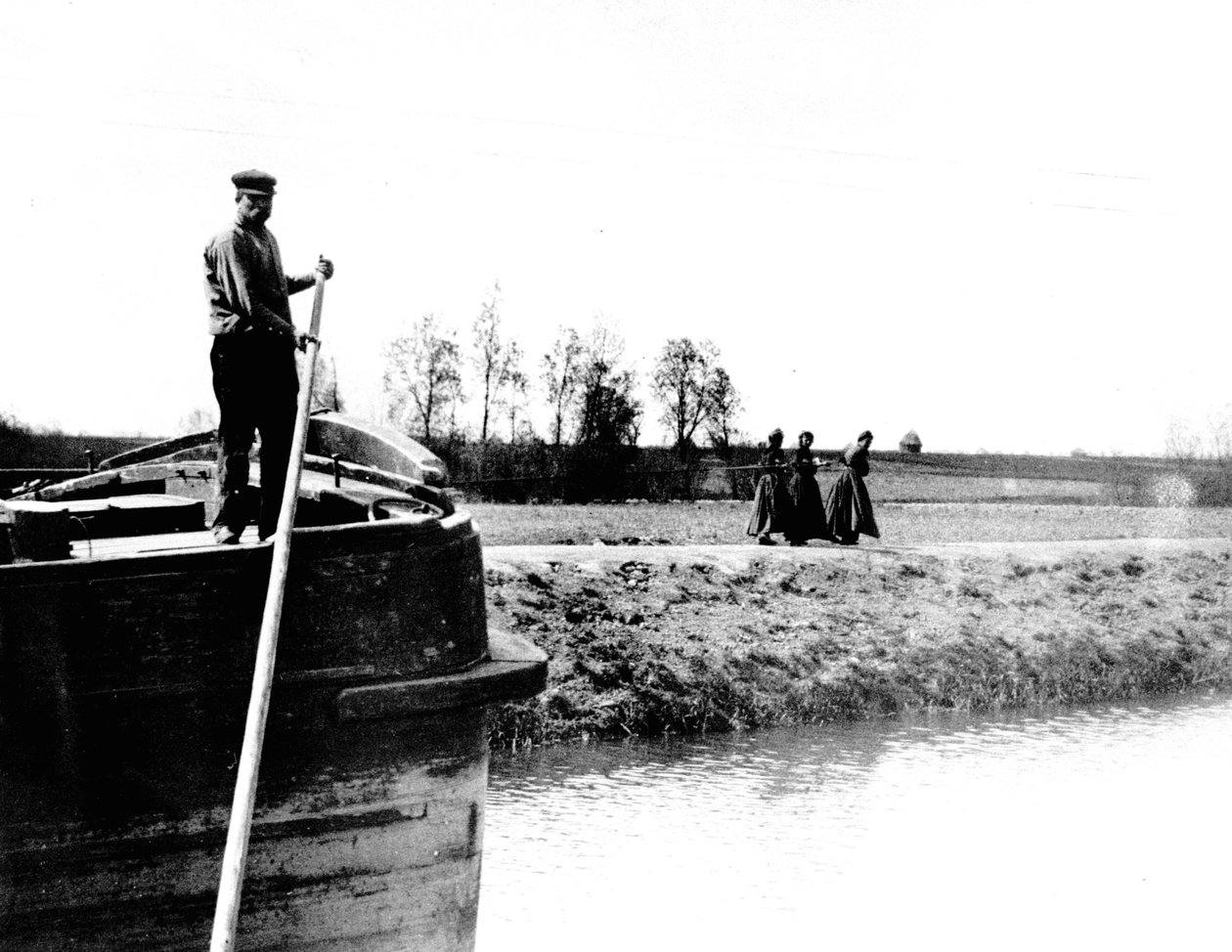Pråm som bogseras på en kanal av tre kvinnor, ca 1900 av French School