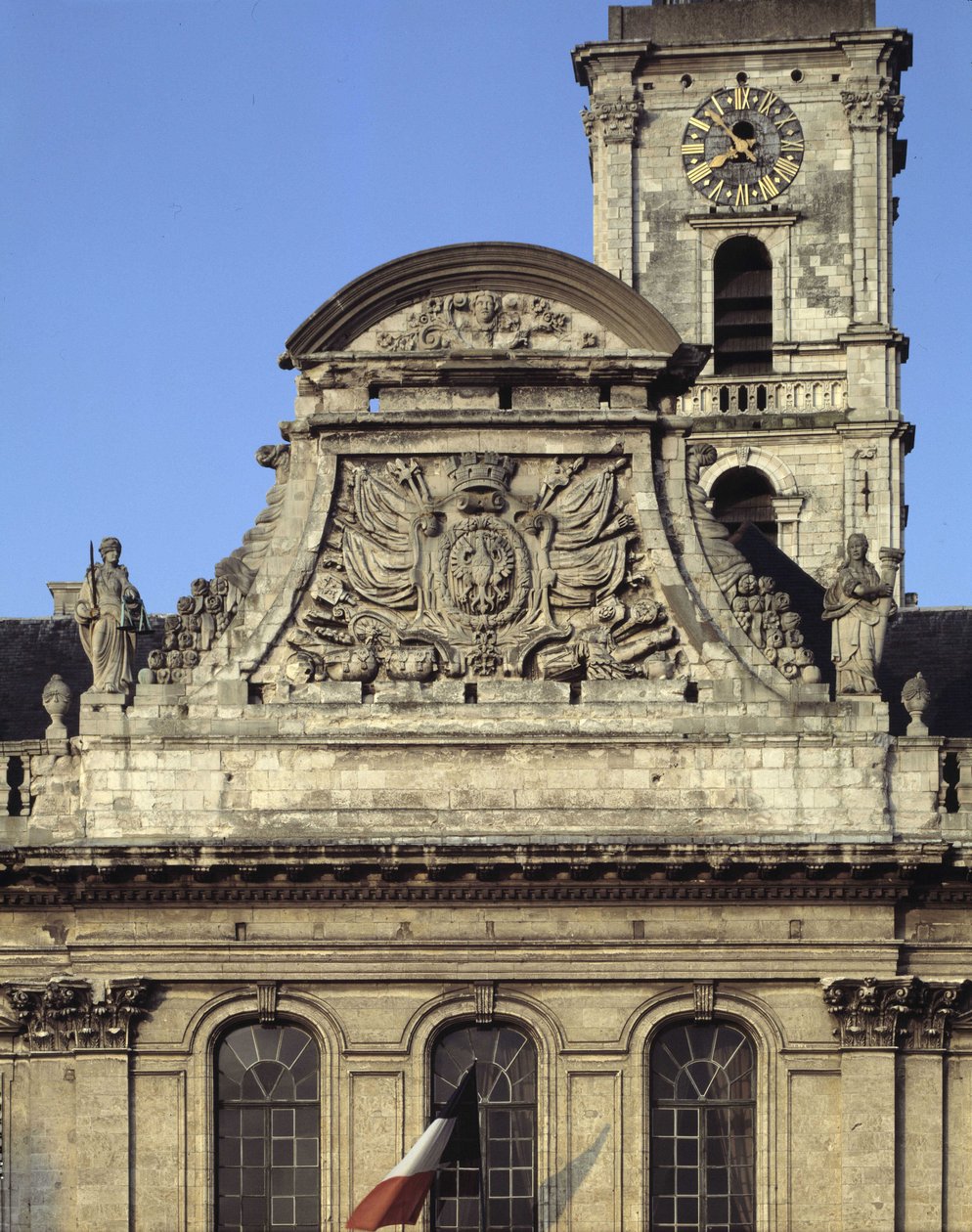 Barockarkitektur: fasaden på Hotel de Ville (1717 - 1721) av Heroguelle. Fronton som visar stadens vapen "" Örnnäbb och spik""" omgiven av två statyer som symboliserar rättvisa och kraft. Aire sur la liys (Aire-sur-la-Lys), Pas de Calais (Pas-d) av French School