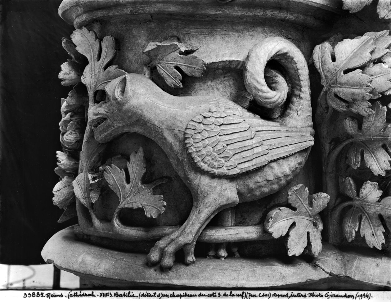 Basilisk, huvudstad från katedralen Notre Dame i Reims (gips av sten) av French School
