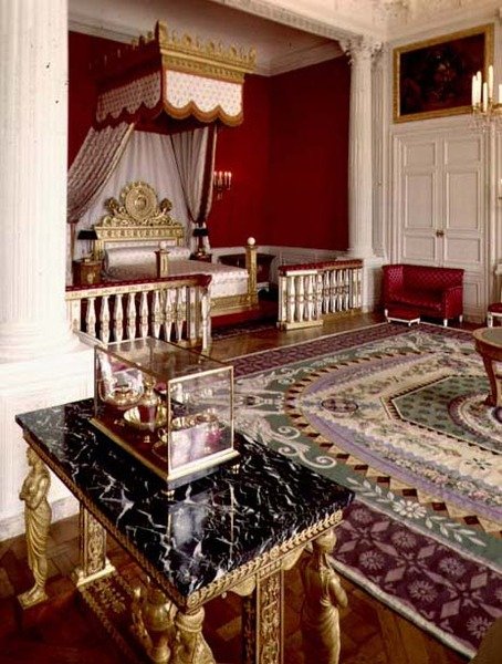 Kejsarinnan Marie-Louises sängkammare i Grand Trianon (foto) av French School