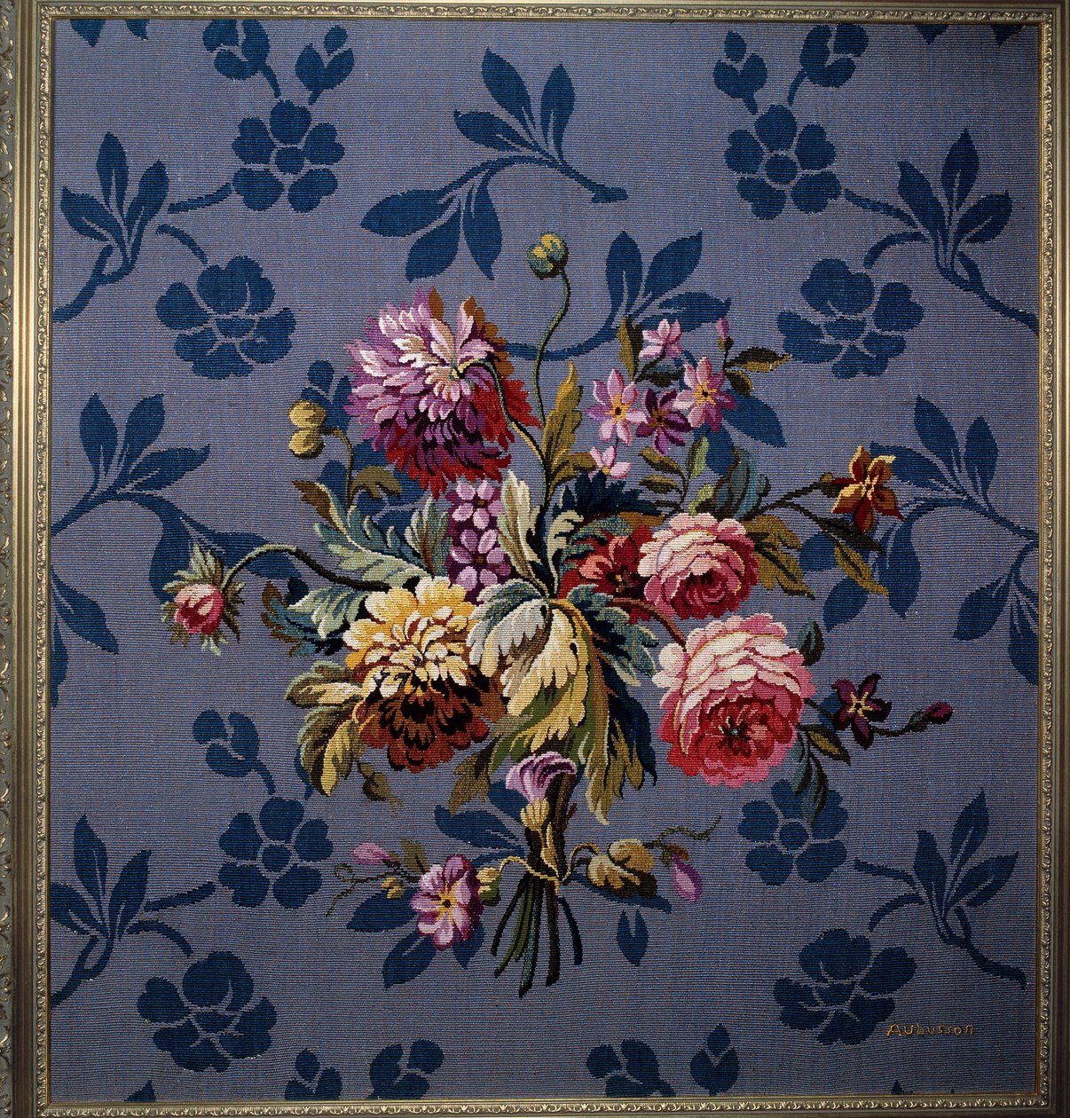 Blombukett mot blå bakgrund. Tapisseri från Aubussonmanufakturerna. 18:e århundradet. Aubusson, Tapisserimuseet av French School