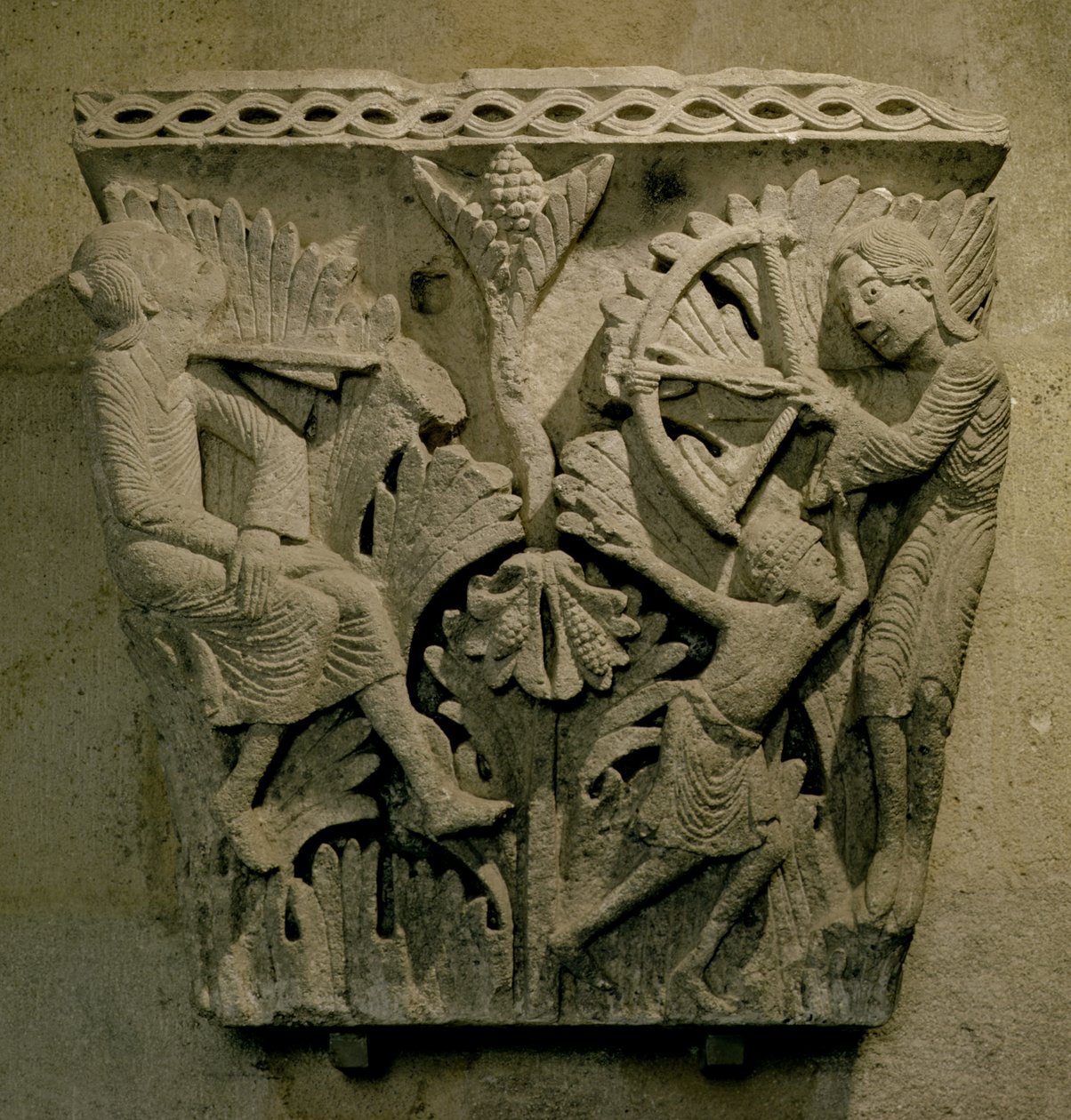 Kapital som föreställer en man som skjuter en pil i halsen på en annan, c.1125-30 (kalksten) av French School