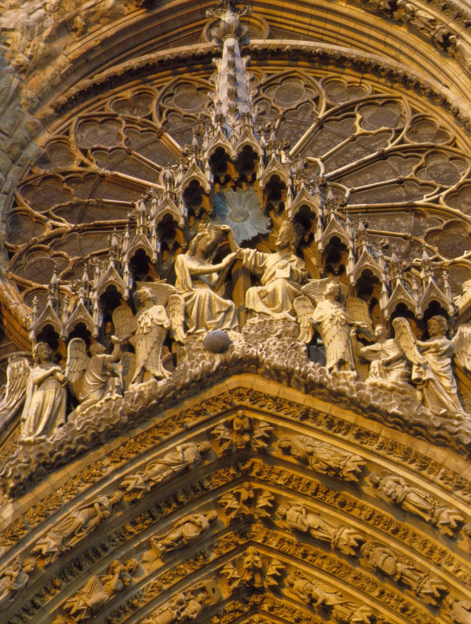Cathedrale de Reims: detalj av fasaden (Marne 51) som representerar Jungfruns kröning. av French School