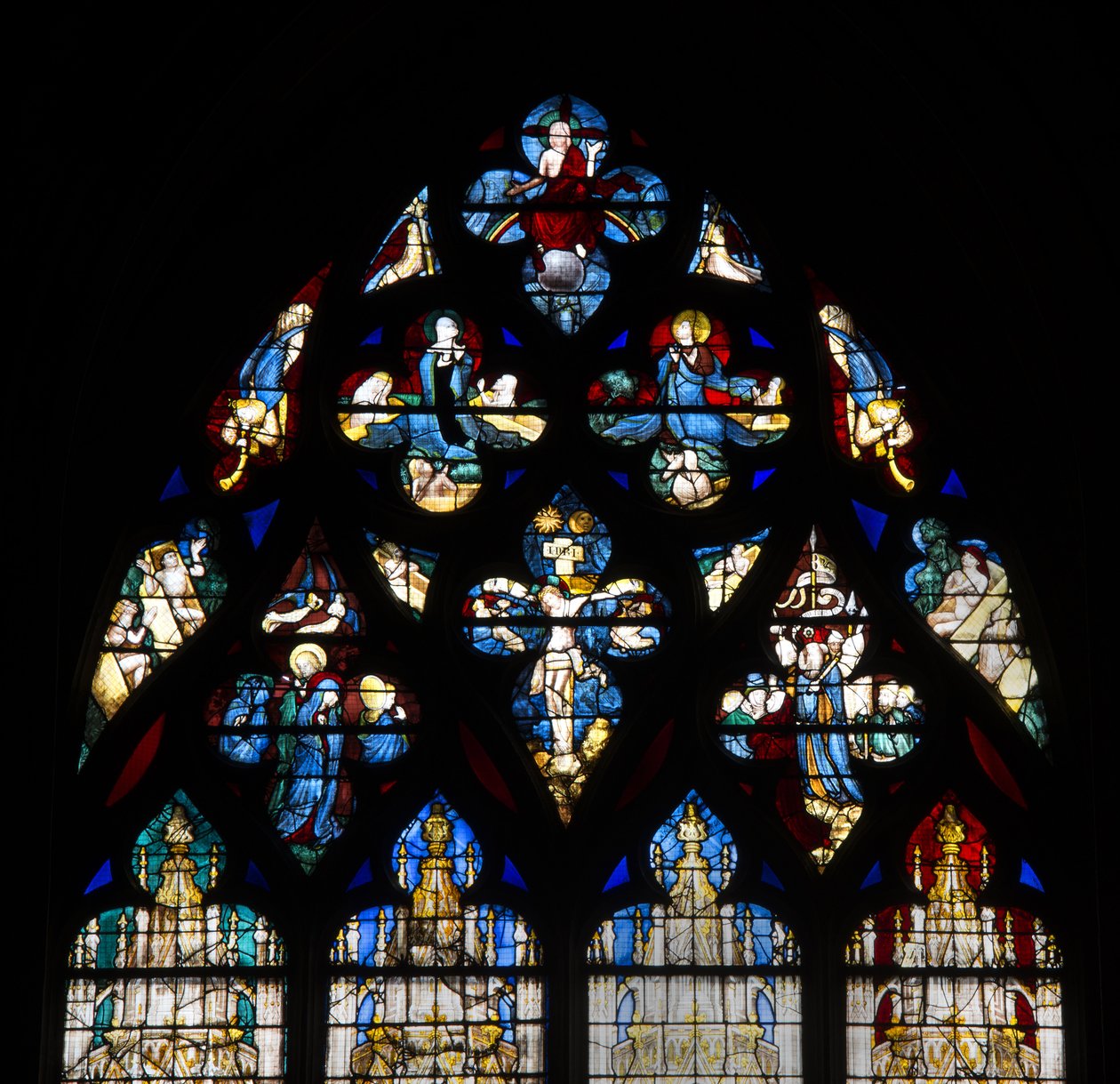Cathedrale de chartres, målat glas: Vendome-kapellet, hög detalj som representerar Kristi korsfästelse och den sista domen av French School