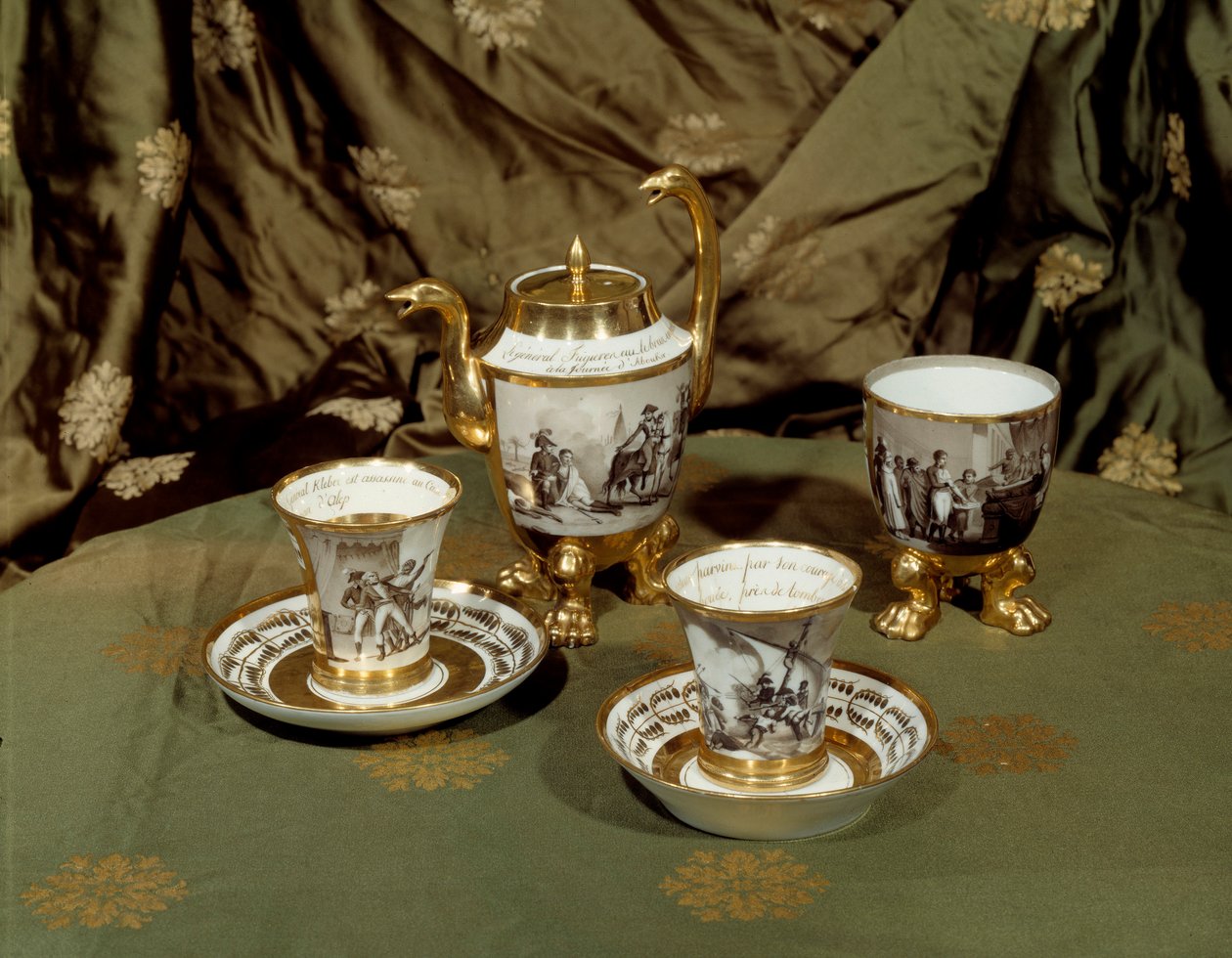 Keramik under direktionen. Kaffeservis inspirerad av Napoleon I:s egyptiska landsbygd. Porslin från 1700-talet. Paris, Musee De La Legion d