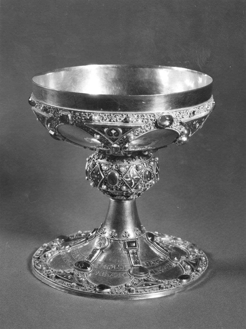 Bägaren av St. Remigius (d.533) biskop av Reims (guld, cloisonne-emalj och pärlor) av French School