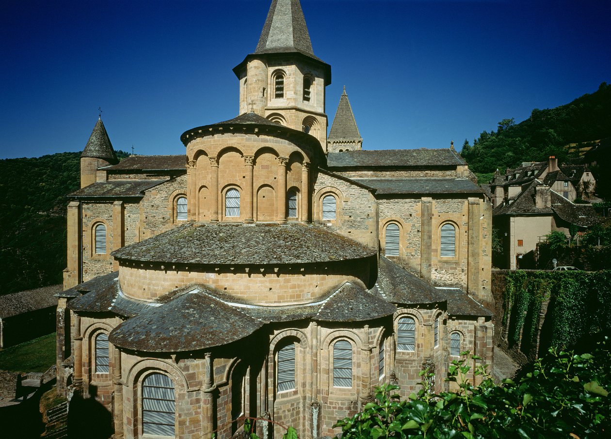 Church of St. Foy från öster, påbörjad c.1050 av abbot Odolric av French School