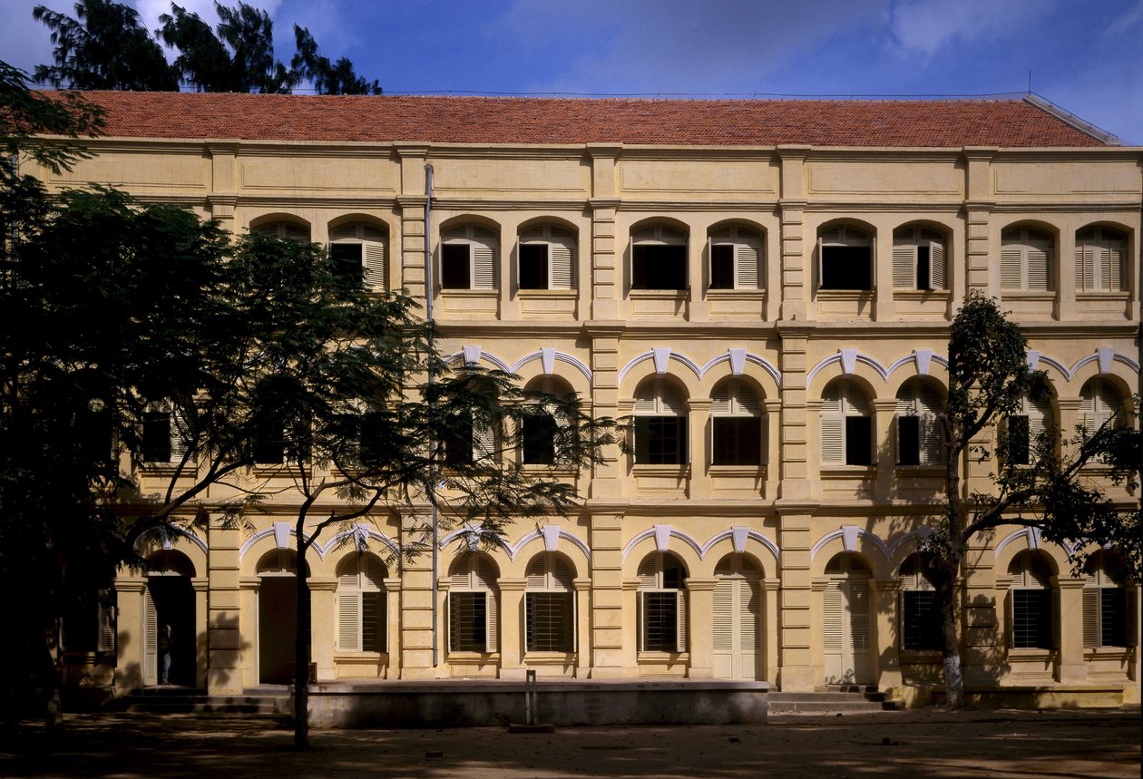 Kolonial arkitektur i Vietnam: Detalj av Puginier-skolan, kristen skola grundad av Monsignor Puginier, byggd 1898, arkitektur i militärstil. av French School