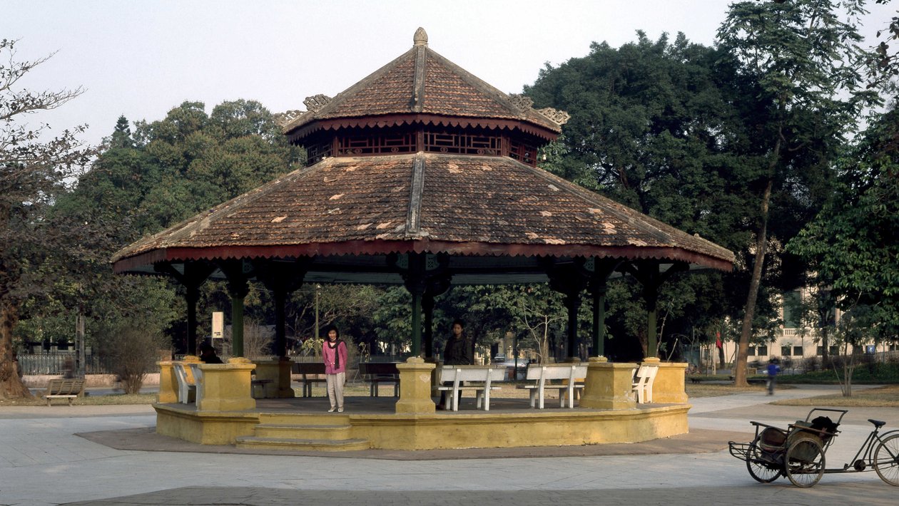 Kolonial arkitektur i Vietnam: Kiosk har musik i "indokinesisk" stil, byggd 1920 på Paul Bert Square i Hanoi. Den ersatte en första metallkonstruktion 1889, beställd av ett franskt företag. av French School