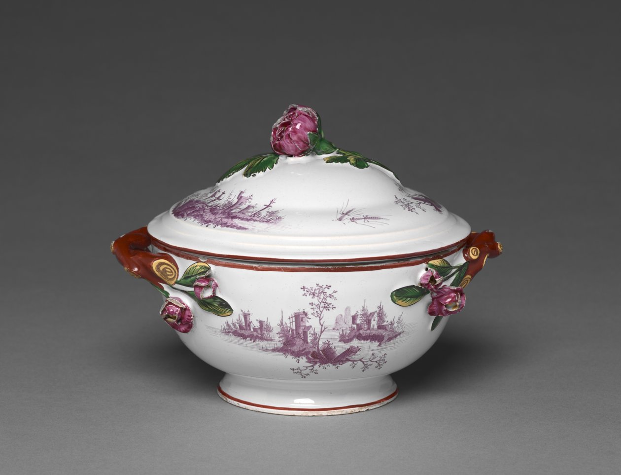 Täckt skål, tillverkad av Saint Clement Factory, c.1775 av French School