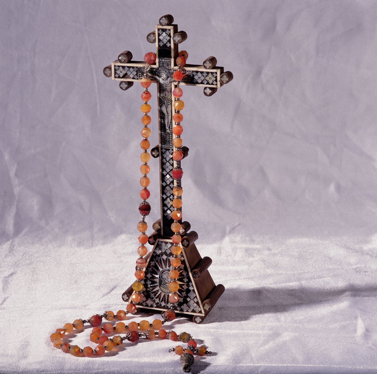 Krucifix och radband sägs ha tillhört Mary Queen of Scots (1542-87) av French School
