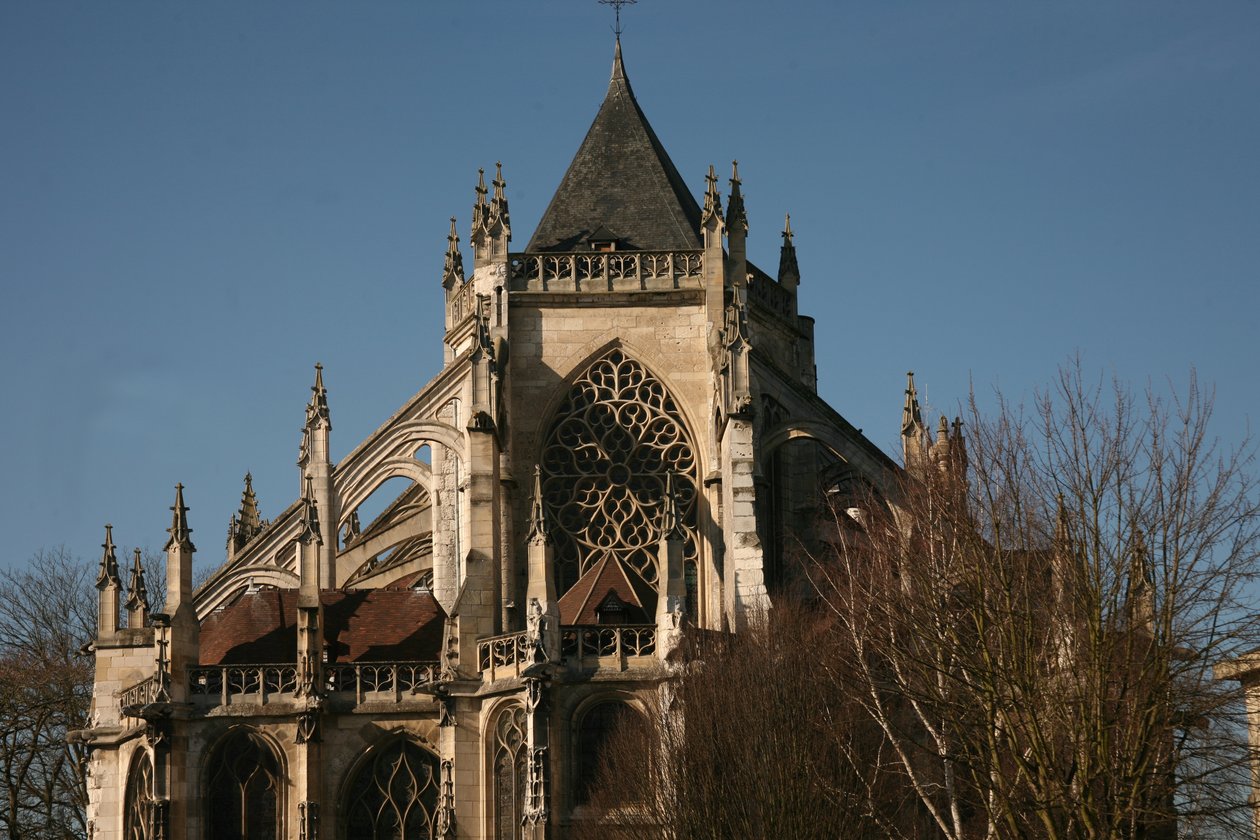 Visar en vy av kyrkans östra ände av French School
