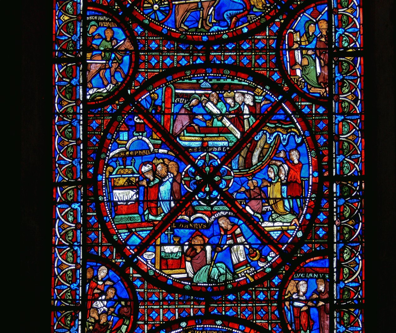 Detalj från ett fönster som visar scener ur St. Stephens liv av French School