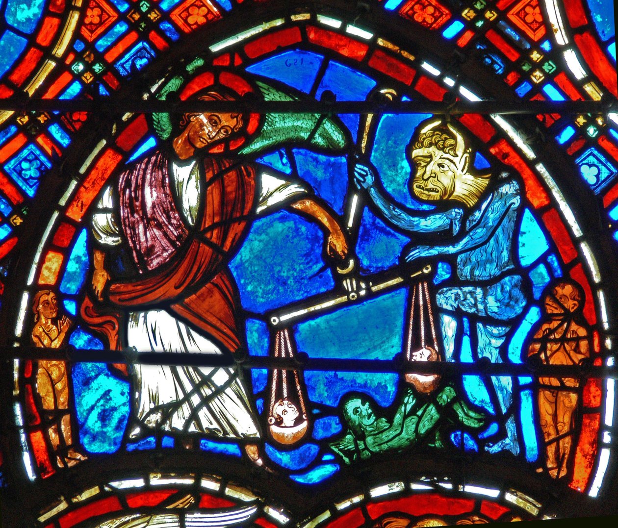 Detalj från ett fönster som visar den sista domen: St. Michael väger själar av French School