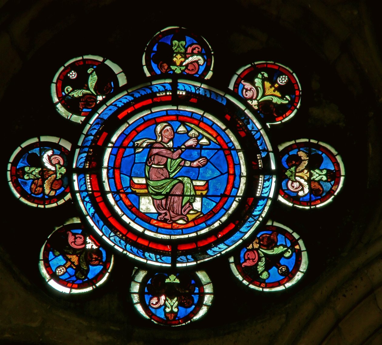 Detalj från norrrosfönstret föreställande Music from the Liberal Arts av French School