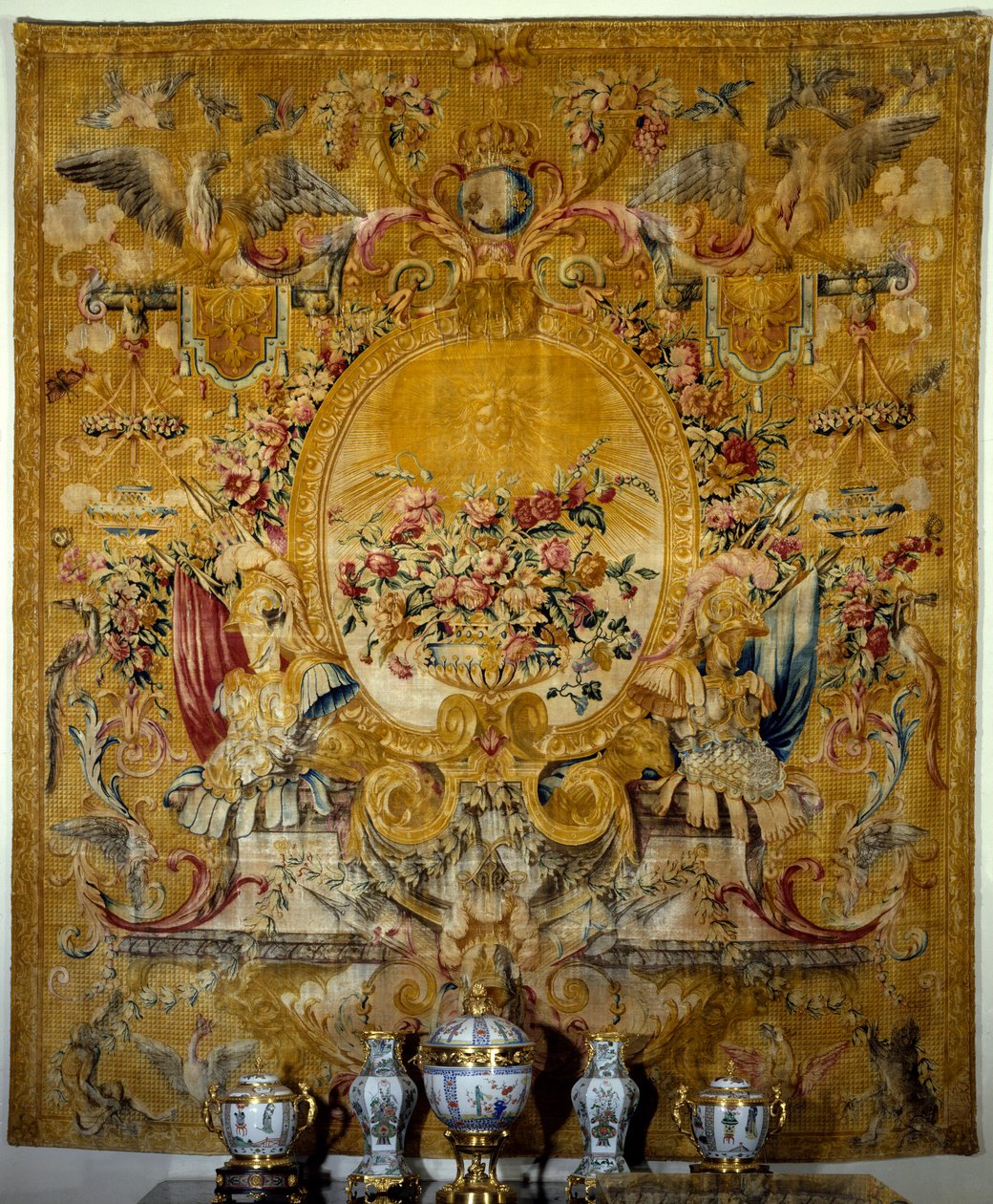 Dörrskylt på kungens gondol. Sidenväv gjord i Louis Duponts ateljé efter en kartong av Jean Lemoyne dit Le Lorrain. Omkring 1682-1685. Paris. Louvren av French School