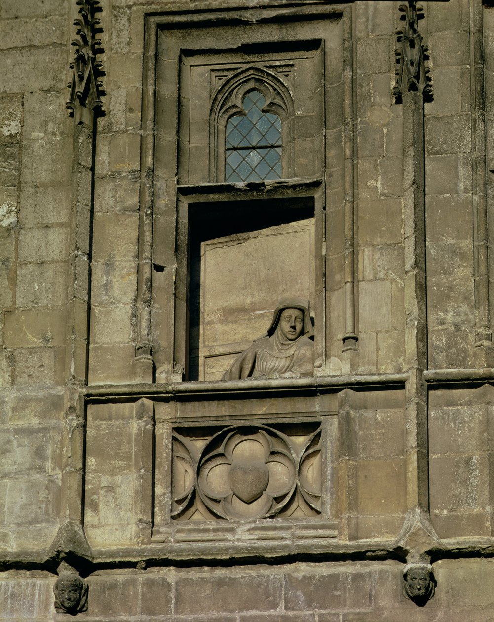 Dummyfönster i entréfasaden med en figur av en kvinna som tittar ut, möjligen Jacques Coeurs fru, 1443-51 av French School