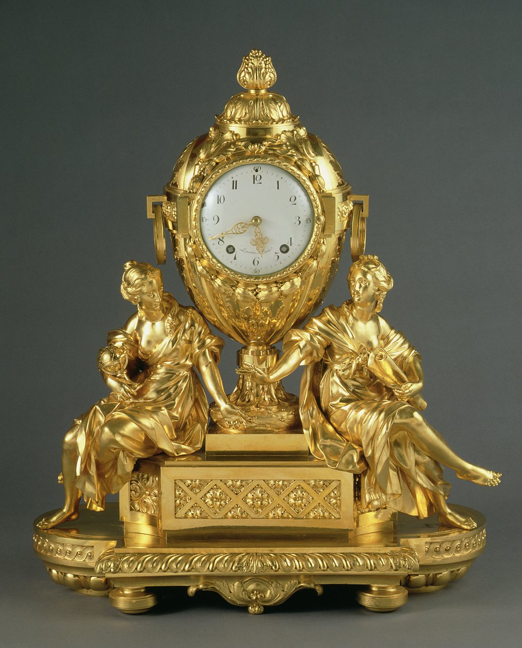 Tidig Louis XVI Mantel Clock, c.1765 (ormolu) av French School