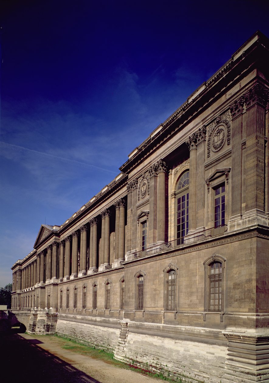 Östfasad, huvudentré och pelargång designad av Claude Perrault (1613-88) och andra, påbörjad 1678, färdigställd av Jacques Germain Soufflot (1713-80) 1774 av French School