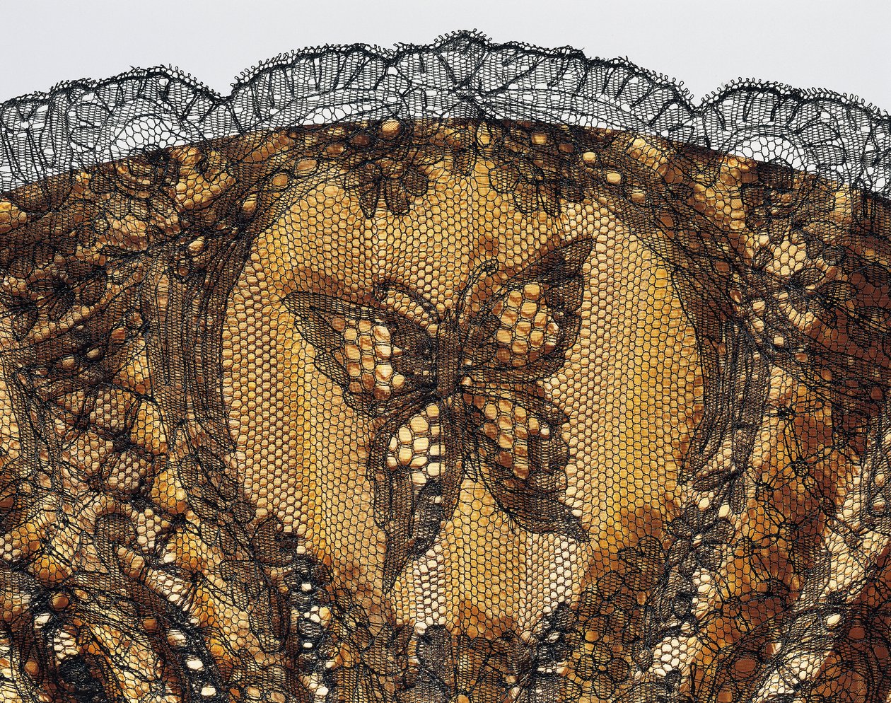 Broderad fjäril, detalj av halvsörjande handfläkt, klart sidenblad i chantilly spets och pärlemor revben av French School