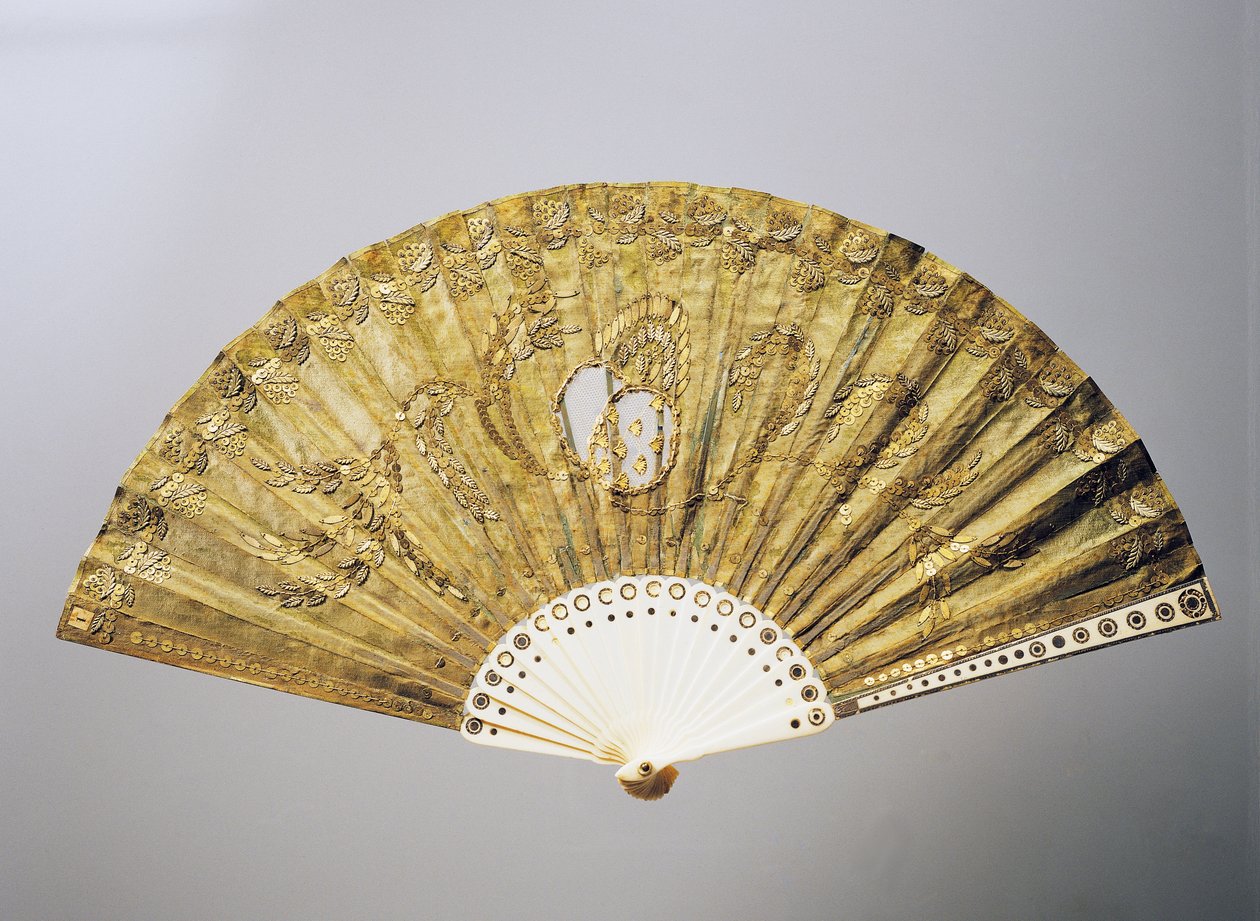 Kvällshandfläkt med stiliserade blommotiv i siden med paljetter, inläggning av benrevben av French School